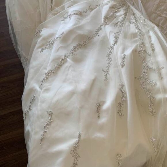 Alfred Angelo ivory halter neck, figure-flattering for curvy bride. Size 20W - Picture 9 of 11